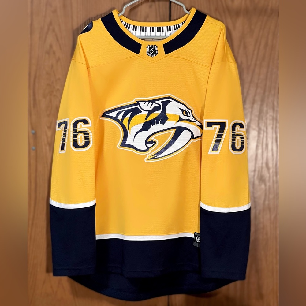 Nashville Predators Jersey - Men’s Large - Excellent Condition!